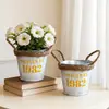 Vaso de flores estilo vintage com acabamento desgastado e alça de corda de juta, balde de metal redondo para plantas de interior, pequeno recipiente para flores e balde de armazenamento