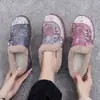 Sapatos de algodão femininos outono e inverno novo estilo casual Old Beijing com veludo espesso quentes sapatos de mãe slip-on estilo étnico sapatos femininos