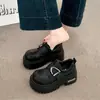 Mocassins com Fivela Retro Femininos 2026 Novo Outono Sapatos com Pequeno Aumento de Altura e Solado Grosso Confortáveis Versáteis Sapatos Pequenos de Couro