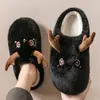 Zapatillas de algodón con sensación de pisar caca para hombre, nuevo estilo otoño e invierno 2026, para uso doméstico en interiores, lindas zapatillas de felpa de dibujos animados para hombre