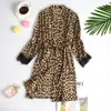 Nuevo Conjunto de Pijama de Estilo Europeo y Americano de Seda Artificial con Estampado de Leopardo Negro, Conjunto de Pijama de Moda con Ribete de Encaje al por Mayor