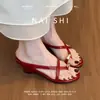 Sandalias de cuña de temperamento versátil estilo europeo negro rojo estilo casual diario puntera cuadrada de microfibra