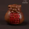 Talla en madera de azufaifo alcanzada por un rayo Pixiu que atrae la riqueza Talla en madera DIY pequeños accesorios Bolsa de la suerte con agujero Colgante para bolsa tejida Accesorios de juego cultural