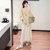 Conjunto de ropa de maternidad otoño e invierno estilo coreano para mujeres embarazadas, con un top de punto de manga murciélago relajado y una falda asimétrica para otoño e invierno