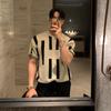 Camiseta de Tricô Manga Curta Estilo Coreano High Street com Gola Redonda Senso de Design para Meninos Verão Nova Moda Retrô Estilo Levemente Maduro