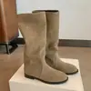 A fábrica está produzindo! Sapatos do mesmo estilo que Uva Mom estilo coreano bico redondo versátil emagrecedor couro genuíno aumento de altura botas de montaria de cano médio para mulheres