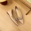 Sapatos baixos femininos elegantes estilo francês de bico fino, modelo 2026 que aumenta a altura, sapatos de couro envernizado nude de corte raso macio com strass