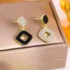 Pendientes Geométricos Asimétricos Negros Microincrustados con Esmalte de Goteo, Modernos y Elegantes, Tachuelas Simples y Versátiles con un Toque de Lujo Ligero y de Alta Gama