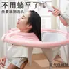 Persona mayor encamada con dificultad para moverse hacia arriba y hacia abajo, no puede inclinarse durante mucho tiempo debido a hemiplejia a largo plazo, incapaz de usar una palangana para lavarse el cabello mientras está acostada en la cama, accidente cerebrovascular