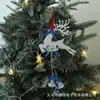 Artigos decorativos: sinos de rena, pequeno veado com enfeites de árvore de Natal, adereços decorativos, presentes, laços de alce, chifres