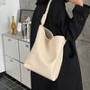 Bolsa de couro de vaca bolsa tote 2025 nova bolsa de ombro de grande capacidade para deslocamento diário bolsa de axila moderna e versátil tamanho pequeno