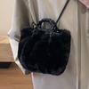 Bolso peludo para mujer, versátil para otoño e invierno 2026, nuevo diseño de nicho, bolso de hombro cruzado, bolso de cubo peludo de mano