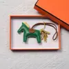 Colgante de Poni de Cuero Genuino Llavero de Cuero Hecho a Mano Piel de Oveja Poni Decoración para Asa de Bolso de Moda Venta al por Mayor