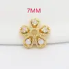 DIY Suministros para soporte de cuentas de joyería semiacabados Accesorios Chapado en cobre Oro real Incrustado Zirconia Pétalos Receptáculo Sombrero Accesorios para cuentas Fabricantes