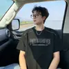 Camiseta Masculina Verão Manga Curta com Estampa de Letras Americanas, Design com Zíper, Modelagem Solta Oversize, Top da Moda de Marca
