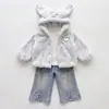 Super Lindo Conjunto de Invierno para Niñas Chaqueta con Orejas de Conejo para Niña Pequeña Pantalones de Micro Campana Elegantes Conjunto de Tres Piezas Ropa Coreana para Niños