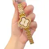 Nuevo Trébol de Cuatro Hojas Esfera Estrellada Full Diamante Moda Correa de Cuero para Mujer Reloj de Cuarzo de Tres Agujas Correa de Acero Reloj Venta al por Mayor