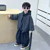 Conjunto Masculino de Primavera e Outono Infantil Estilo Coreano Moda Jaqueta Estilosa 2026 Novo Moletom com Capuz Calça Casual Conjunto de Três Peças