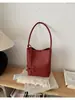 Bolso de mujer de nicho transfronterizo de alta gama, nuevo bolso tote con patrón tejido vintage con neceser a juego, bolso de hombro para el día a día, moderno