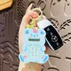 Urso de morango criativo calculadora chaveiro de carro feminino casal pingente de mochila chaveiro fofo pequeno presente atacado