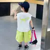 Conjunto de Colete Luminous de Dinossauro para Meninos Verão 2026 Novo Estiloso e Fashionável Colete Sem Manga de Bebê Menino Tendência