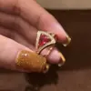 Anillo de rubí en forma de abanico y gota de agua, de lujo ligero, retro, de alta gama y elegante, rodeado de piedras de circón, un anillo versátil y exquisito