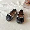 Sandalias estilo Mary Jane de Chanel para bebé, nuevo modelo de verano 2026, combinadas con una falda, zapatos de pescador finos, sandalias dulces de encaje