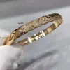 Pulseira de Padrão Losango Estreito para Mulheres com Diamantes, Ouro Rosa, Joia Simples Galvanizada a Ouro 18K, Estilo Chanel, Banda Lisa de Luxo Leve, Cnc