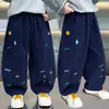 Calça Infantil Estampada de Foice Outono 2026 Novo Estilo de Outono Moda Bebê Celebridade da Internet Calças Casuais Modernas Calças de Menino