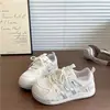 Zapatillas de malla transpirables populares con suelas gruesas, zapatos planos para mujer, nueva colección primavera/otoño 2026, zapatillas de malla versátiles, zapatillas blancas casuales y modernas