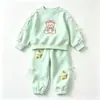 Conjunto de oso con pajarita estilo princesa coreana para niñas, sudadera con estampado de dibujos animados y pantalón jogger conjunto de dos piezas para niños pequeños y niños pequeños