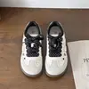 Zapatillas de Moda Belle 2026 Otoño Nuevos de Cuero Versátiles Zapatos Blancos Estudiante Deportivas de Caña Baja Casuales 5102