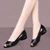 Sandalias de Verano 2026 Estilo Nuevo Piel Suave Punta Abierta Versátiles Moda Huecas Suela Suave Zapatos Casuales para Mujer sin Cierre