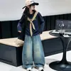 Elegante y moderno conjunto de otoño/invierno para niñas, que incluye una sudadera estilo chal y jeans, en un estilo casual coreano.
