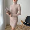 Vestido de Tricô com Gola Alta em Fio Core 2026 Outono e Inverno Slim-Fit Roupa de Baixo Vestido Suéter Bodycon de Comprimento Médio
