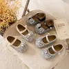 Sapatos femininos de strass estilo coreano, novos sapatos infantis de couro com solas macias, sapatos de princesa estilosos para bebês e crianças pequenas, sapatos Mary Jane