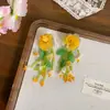 Brincos de borla com contas e flores de chiffon estilo férias à beira-mar, design de nicho de verão, brincos exagerados, brincos elegantes