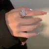 Trevo de Quatro Folhas Protetor da Sorte Luxo de Alto Padrão Flor Totalmente Cravejada Aberta Moda Personalidade Giratória Design de Nicho Anel
