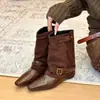 Estilo Coreano Old Money! Coleção Nova Outono 2026 Feminina: Botas de Cano Curto com Salto Bloco Oculto, Bico Quadrado e Detalhe de Fivela
