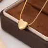 Colar Personalizado Novo Produto Europeu e Americano Transfronteiriço Pingente de Cobra Coração Estilo Vintage para Mulheres Corrente Popular Banhada a Ouro de Aço Inoxidável