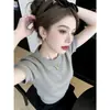 Top gris de cuello redondo con adornos de letras, top de punto simple de manga corta para mujer, estilo francés de verano 2026, exquisitamente elegante y sofisticado