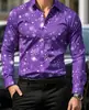 Camisa de manga larga para hombre, con un romántico estampado de copos de nieve, un diseño temático de copos de nieve y un fondo azul oscuro.