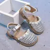 Sandalias con Diadema para Niñas 2026 Verano Nuevo Huecas Niñas Pequeñas Verano Frescas Tejidas Suela Suave Zapatos de Princesa para Niñas