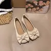 Sapatos femininos versáteis com saltos grossos, estilo delicado, mocassins com laço raso 2026, estilo francês de verão com sola macia, novo modelo