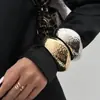 Europa y Estados Unidos pulsera metálica ancha lisa exagerada de frontera a frontera Pulsera de moda superficie de corte de grano de golpe pulsera con cierre de resorte