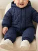 26 Nuevos mamelucos cálidos de otoño e invierno para bebé, ropa exterior acolchada y engrosada, mono de algodón con capucha