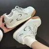 Zapatillas Deportivas de Entrenamiento Blancas de Moda Estilo Hong Kong para Mujer 2026 Nuevas de Temporada Versátiles Zapatillas Deportivas Casuales