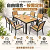 Conjunto Personalizado de Mesa e Quatro Cadeiras com Estrutura Simples de Liga de Alumínio Preta e Madeira Plástica na Cor Teak para Uso Externo em Cafés
