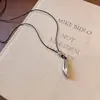 Collar con colgante de madera geométrico retro de estilo étnico, sensación de lujo ligero y alta gama, cadena para suéter, accesorio versátil de nicho y único para mujer