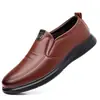 Tênis estilo "dad shoes" 2026 em couro genuíno, sapatos casuais de couro para negócios, sapatos leves de sola macia para homens de meia-idade e idosos, sapatos masculinos antiderrapantes e quentes